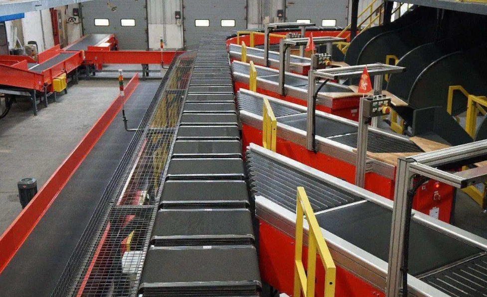 柔性鏈輸送線的特點(diǎn)與優(yōu)勢，特別是其在長距離輸送中的穩(wěn)定性如何？